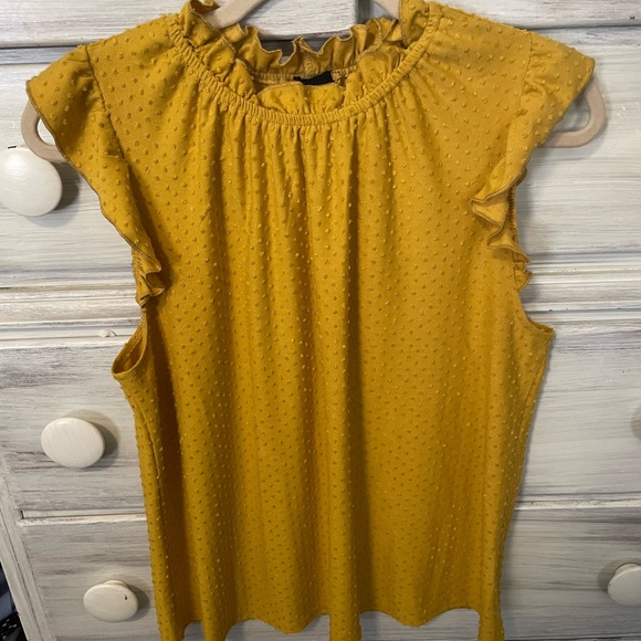 Bundle of 3 women’s sleeveless shirts - Picture 2 of 10